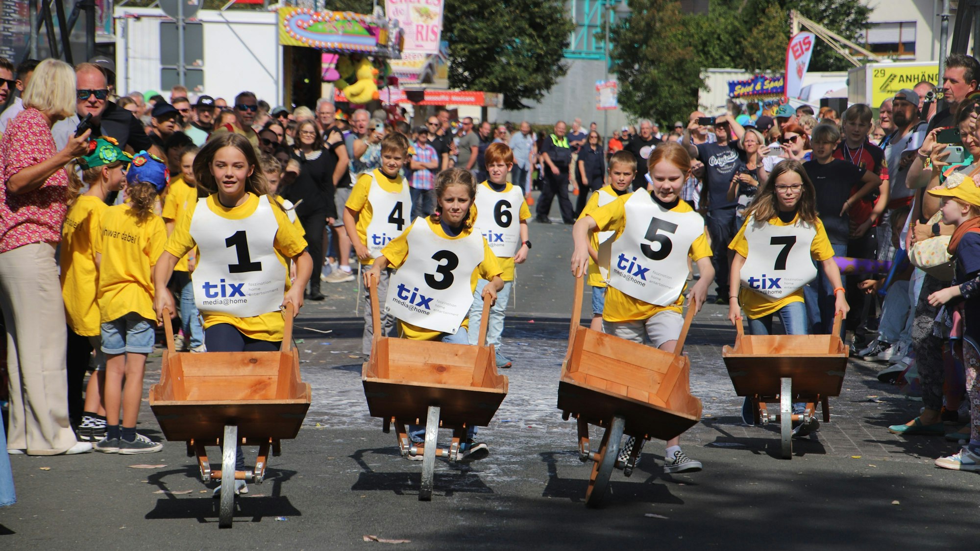 Das Schörreskarrenrennen war in diesem Jahr wieder Teil der Kirmes.