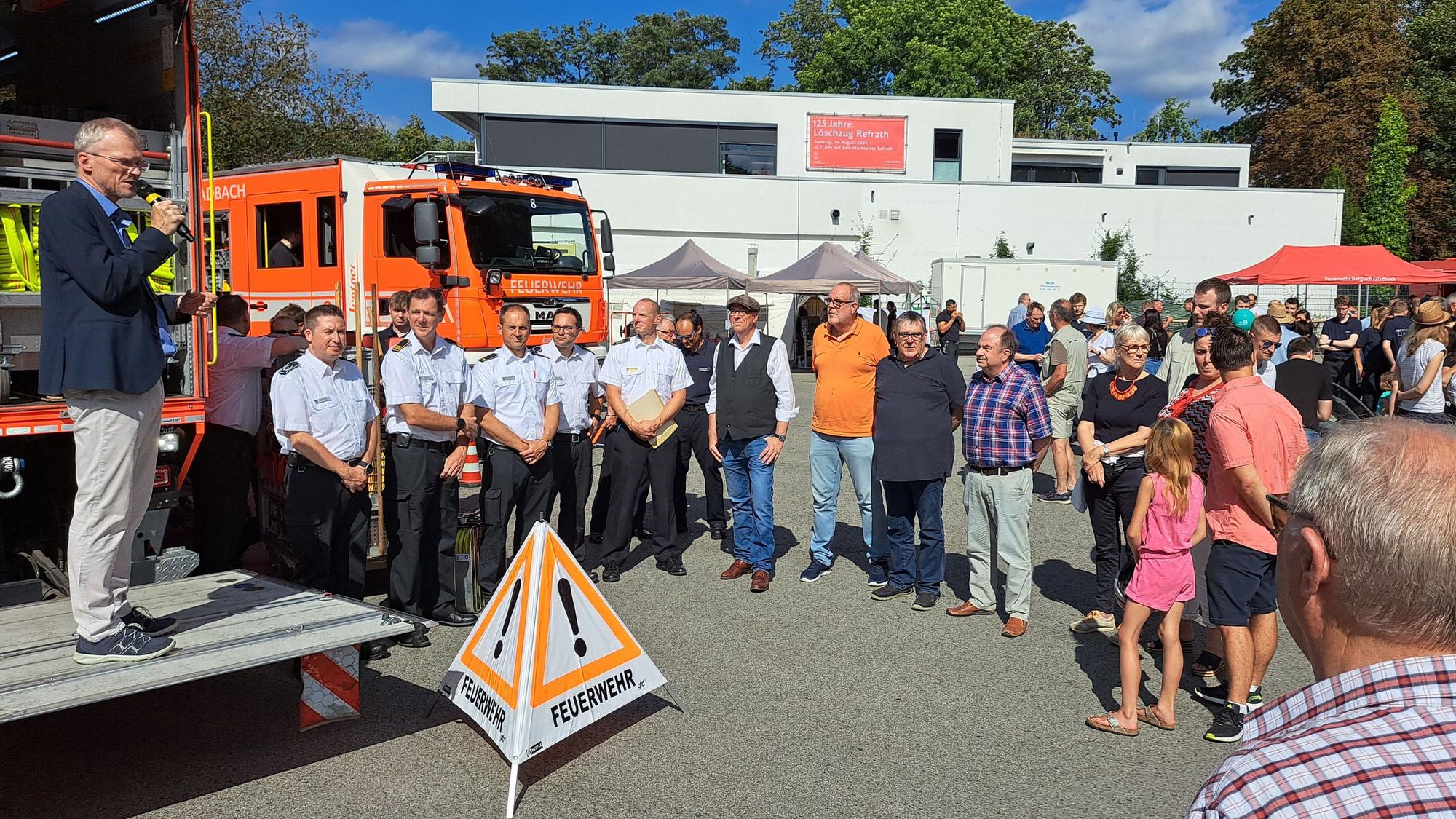 Bergisch Gladbachs Bürgermeister spricht von einer Ladebordwand eines Gerätewagens beim 125-Jährigen der Feuerwehr Refrath.