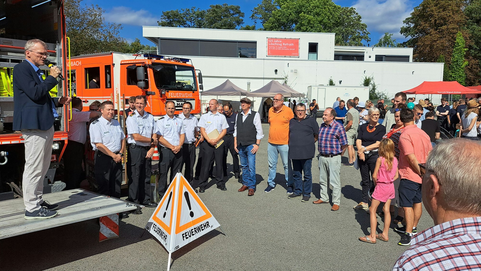 Bergisch Gladbachs Bürgermeister spricht von einer Ladebordwand eines Gerätewagens beim 125-Jährigen der Feuerwehr Refrath.