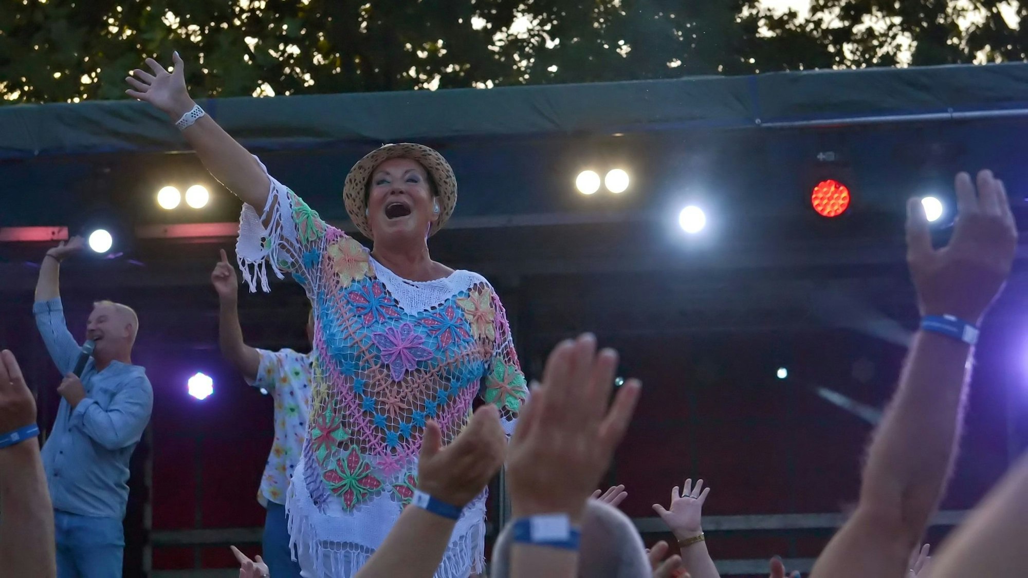 Die Kölner Sängerin Marita Köllner ist beim Wüschheimer Wiesenfest zu sehen. Vor ihr recken zahlreiche Besucher die Hände in die Höhe.