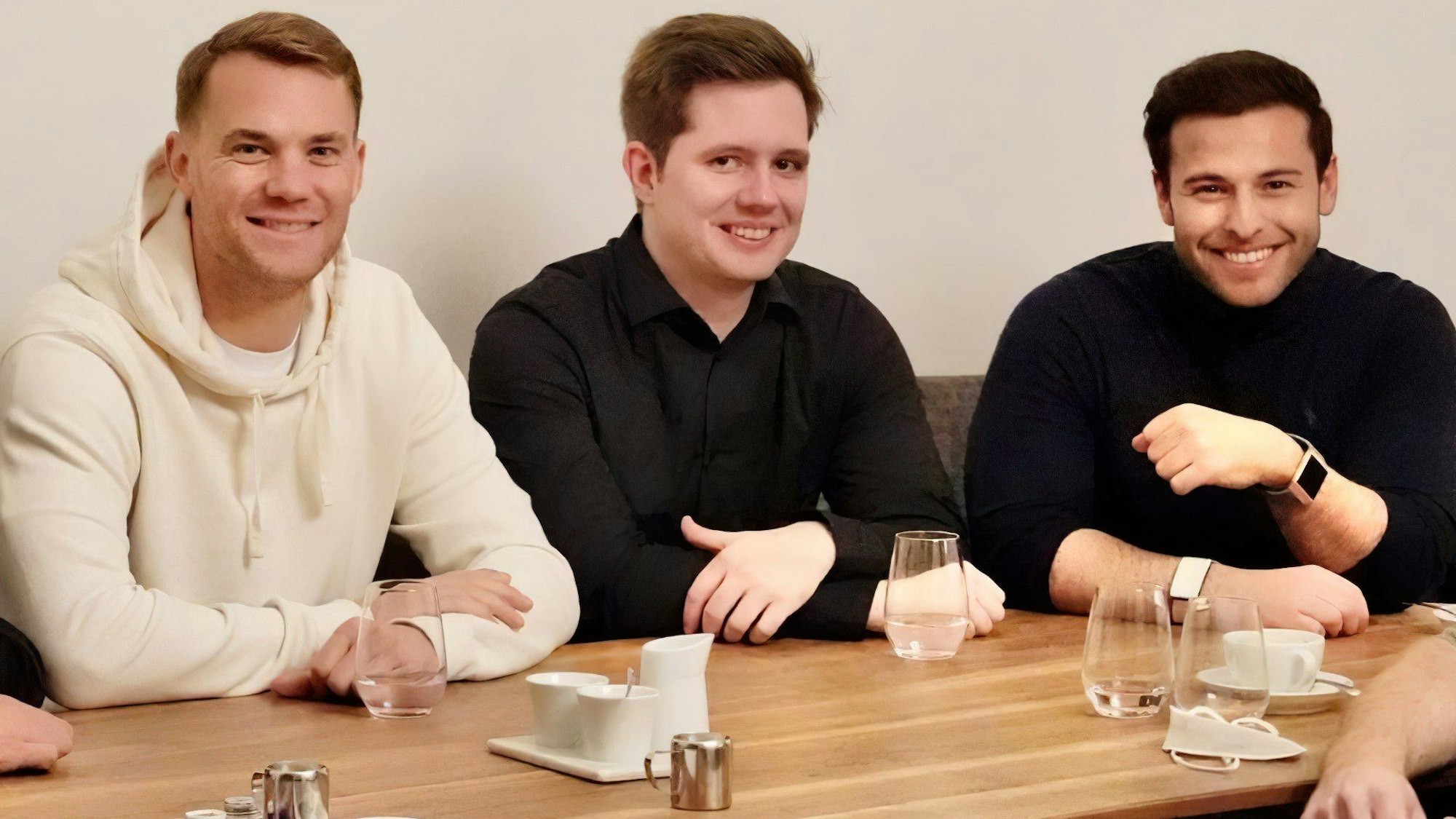 Fußballprofi Manuel Neuer (links) ist der wichtigste Investor bei VoteBase: Maximilian Pieters (mitte) und Payman Supervizer sind begeistert, ihn mit im Boot zu haben und sehen in ihm eine echte Bereicherung.