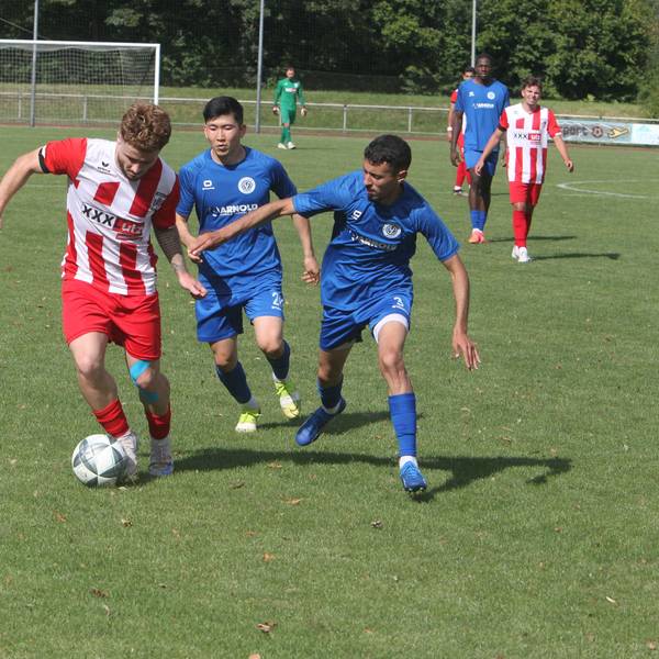 Kai Schusters (links) und der FC Hennef 05 geben eine Führung in letzter Sekunde aus der Hand.