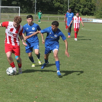 Kai Schusters (links) und der FC Hennef 05 geben eine Führung in letzter Sekunde aus der Hand.