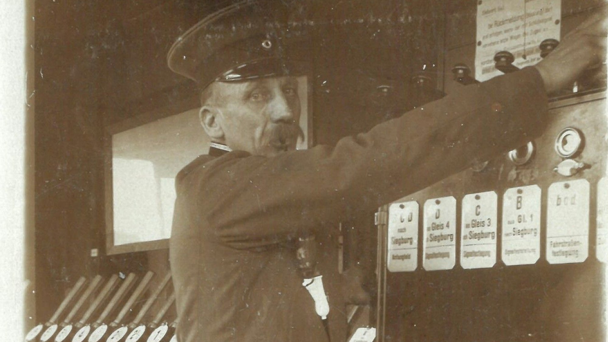 Johann Strawe bei der Arbeit als Bahnhofsvorsteher.