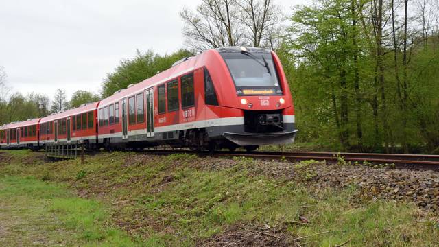 Die Regionalbahn RB 25, unterwegs bei Engelskirchen.
