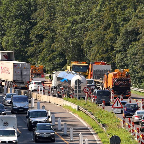 Ein schwer beschädigter Lkw steht in der Nacht (27.8.) auf der A4 bei Bensberg. Feuerwehr und Polizei sind im Einsatz, die Unfallstelle ist ausgeleuchtet.