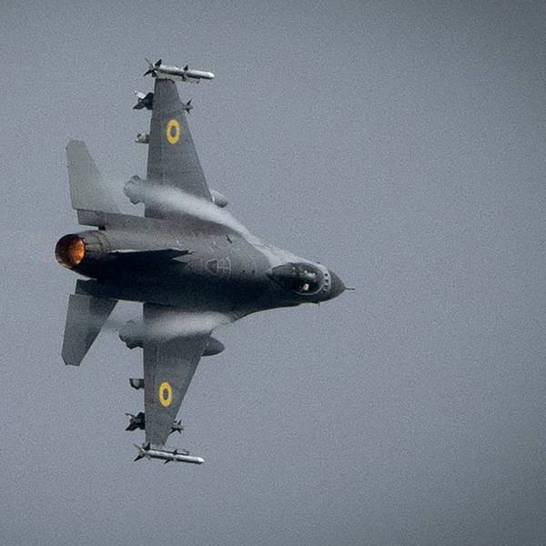 Ein F-16-Kampfjet der ukrainischen Luftwaffe in der Luft.
