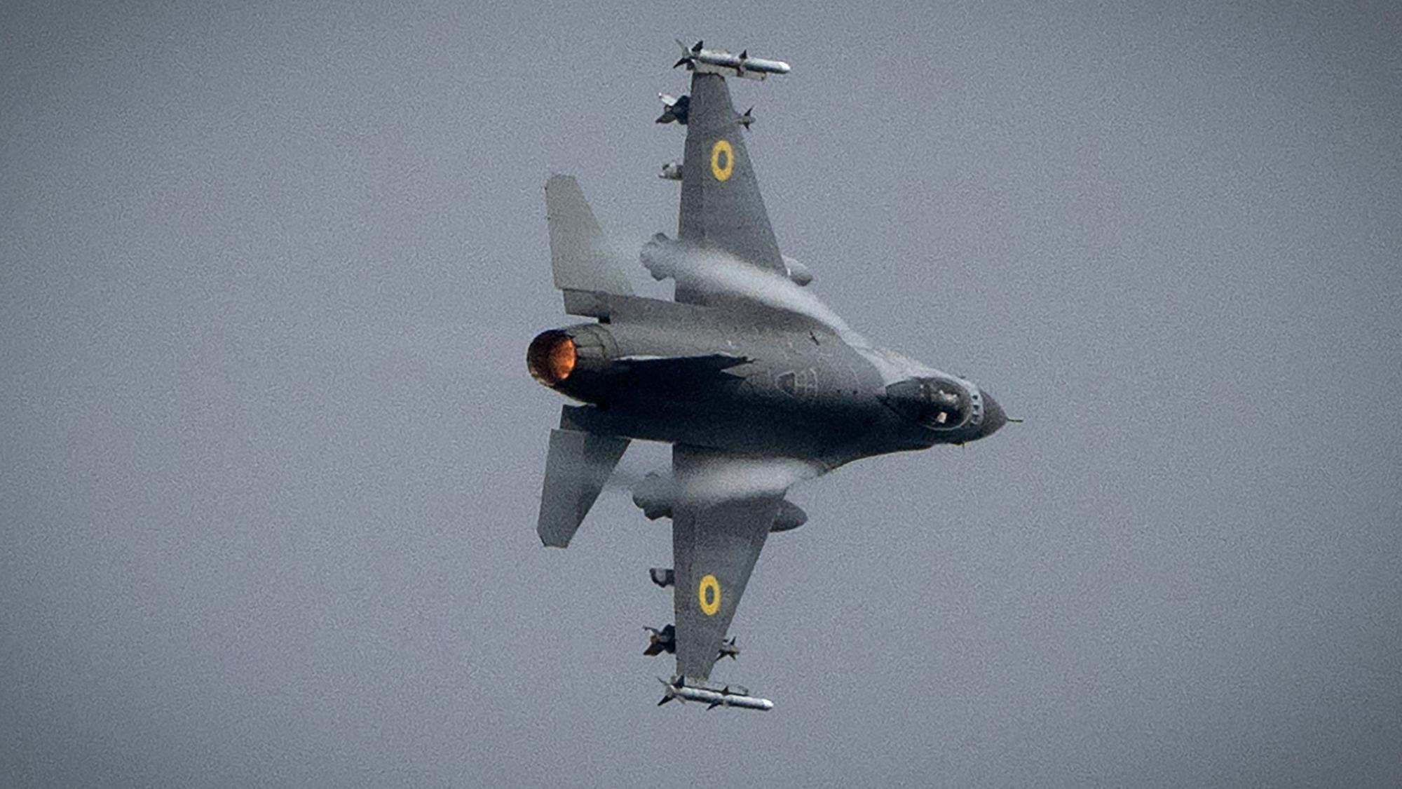 Ein F-16-Kampfjet der ukrainischen Luftwaffe in der Luft (Symbolbild).