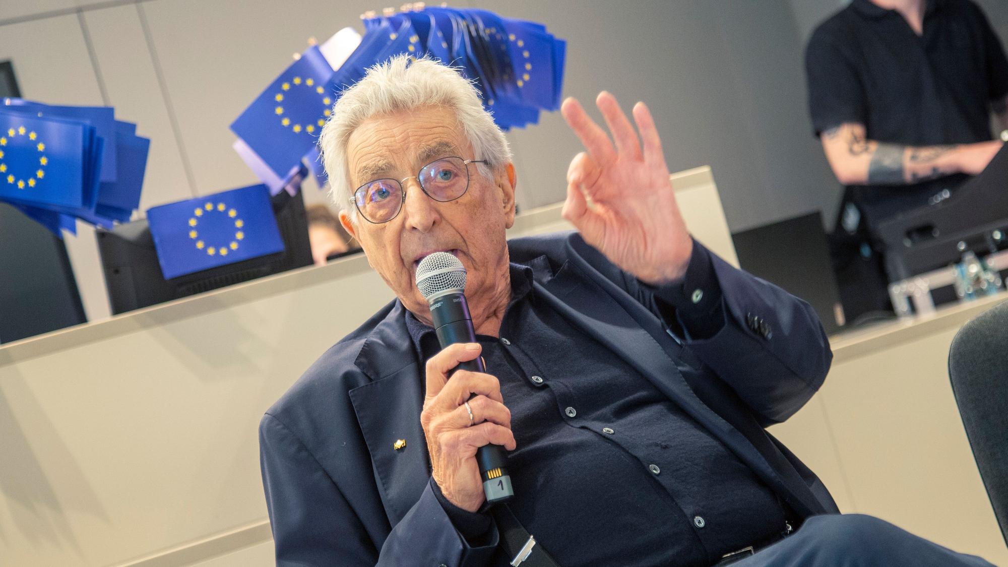 Noch im Mai letzten Jahres diskutierte Gerhart Baum im Kölnischen Stadtmuseum mit Schülerinnen und Schülern über das Grundgesetz und 75 Jahre Nordrhein-Westfalen.