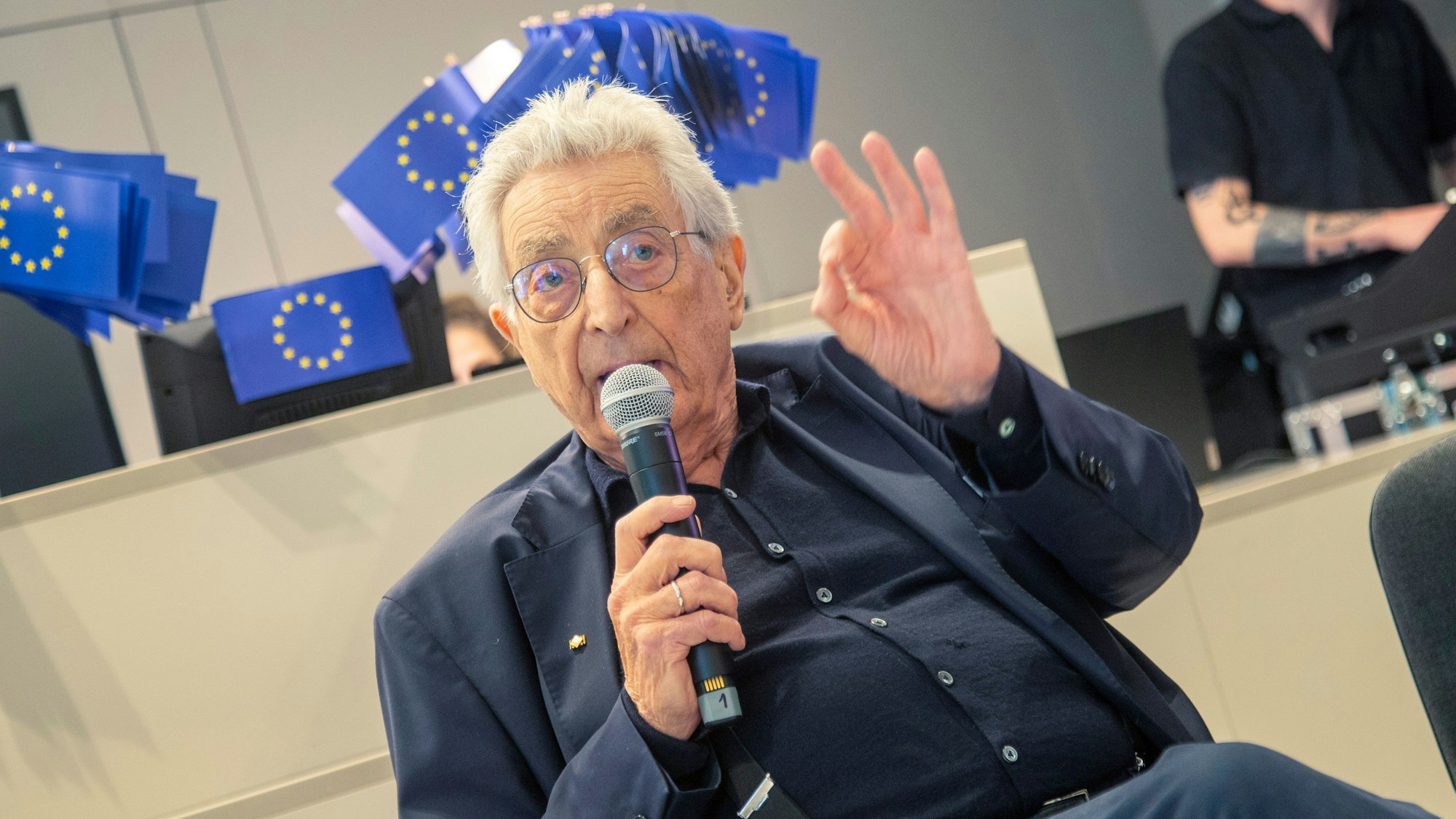 Noch im Mai letzten Jahres diskutierte Gerhart Baum im Kölnischen Stadtmuseum mit Schülerinnen und Schülern über das Grundgesetz und 75 Jahre Nordrhein-Westfalen.