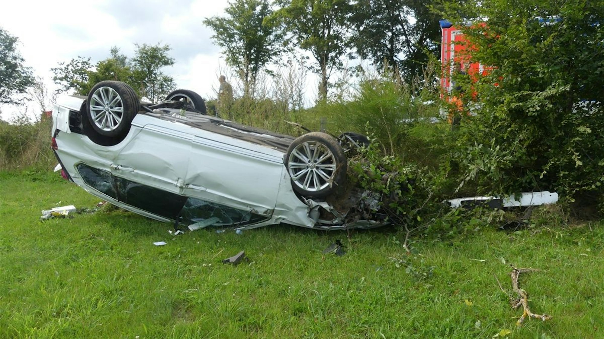 Das Auto liegt auf dem Dach.