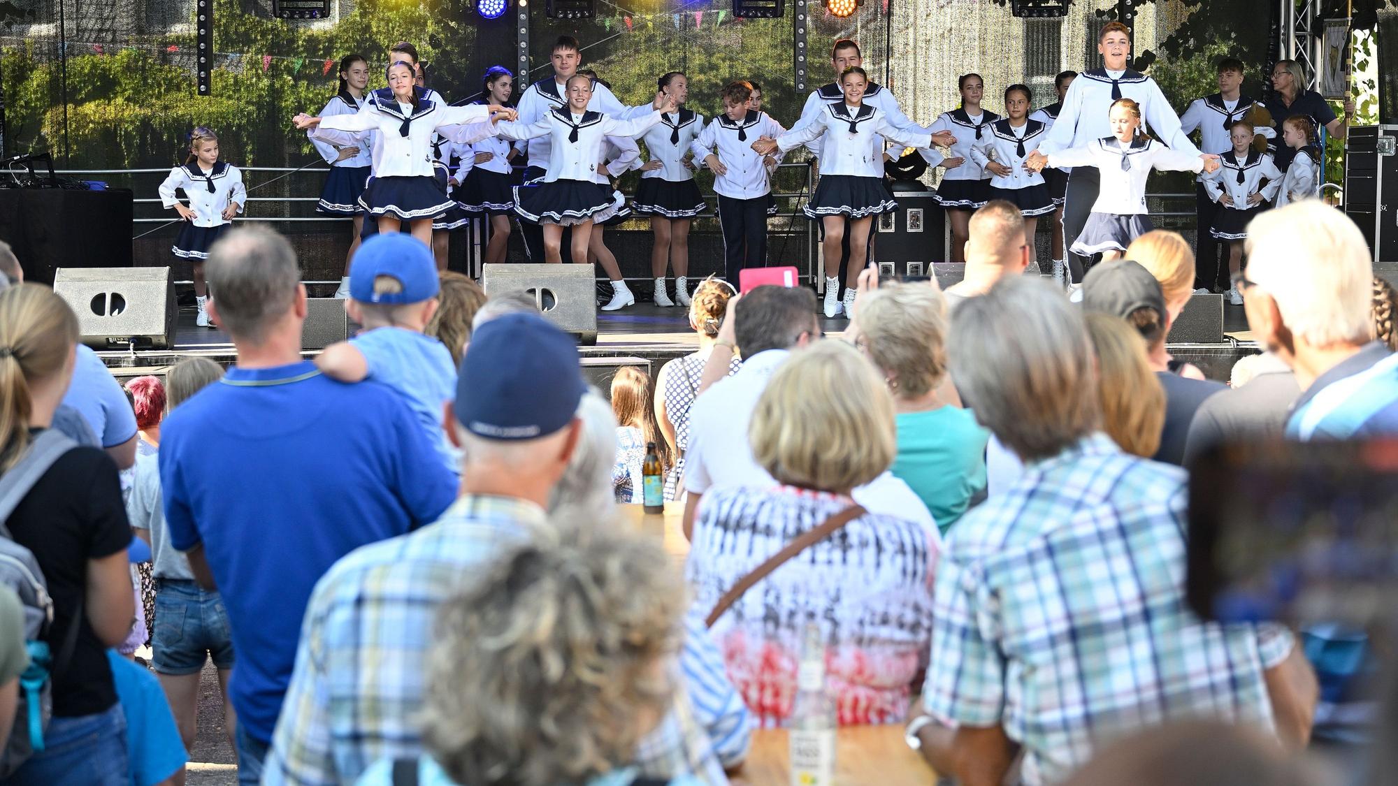 Die Minis der Steinbrücker Schiffermädchen stehen beim Overath Stadtfest 2023 auf der Bühne.
