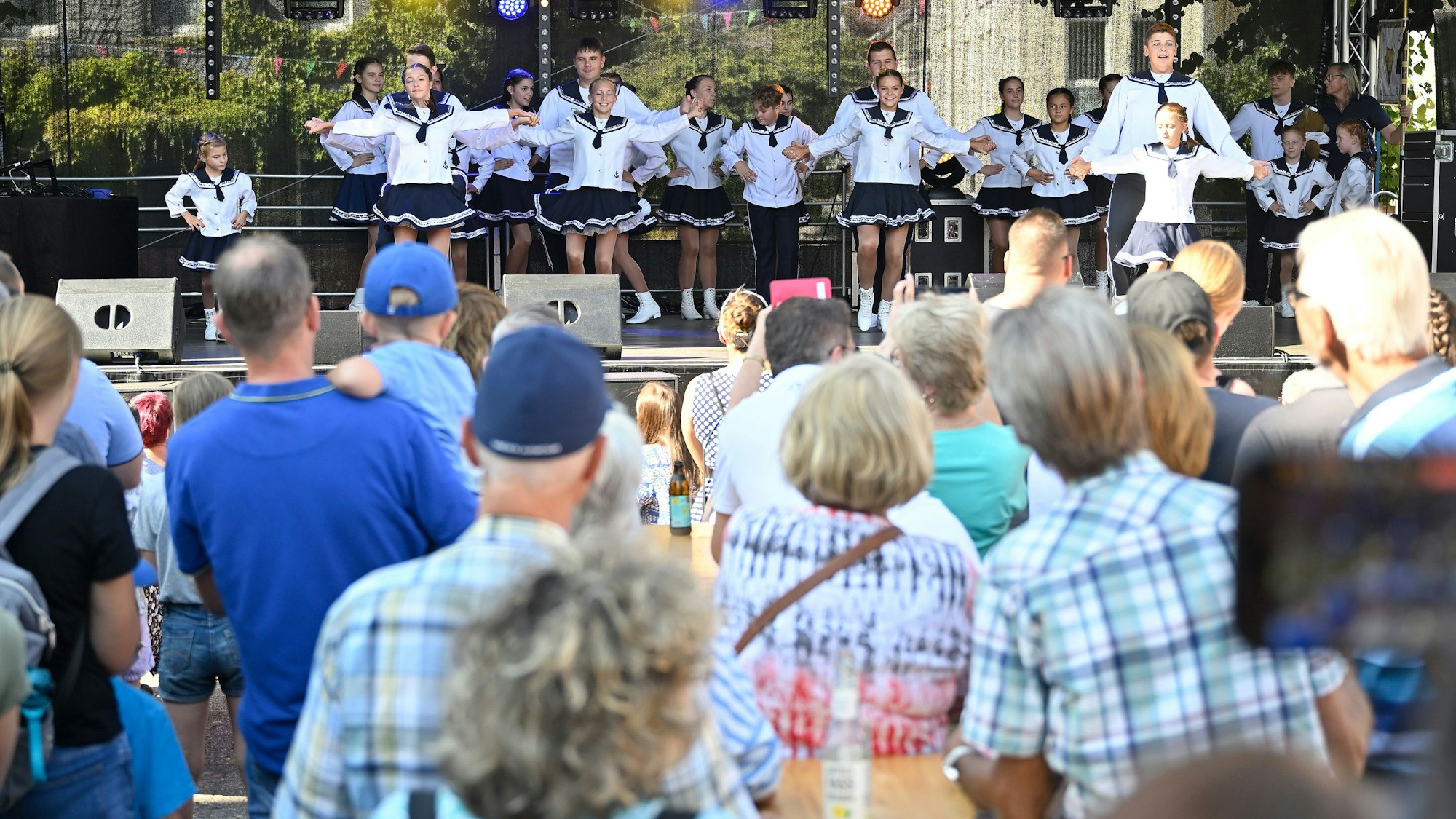 Die Minis der Steinbrücker Schiffermädchen stehen beim Overath Stadtfest 2023 auf der Bühne.