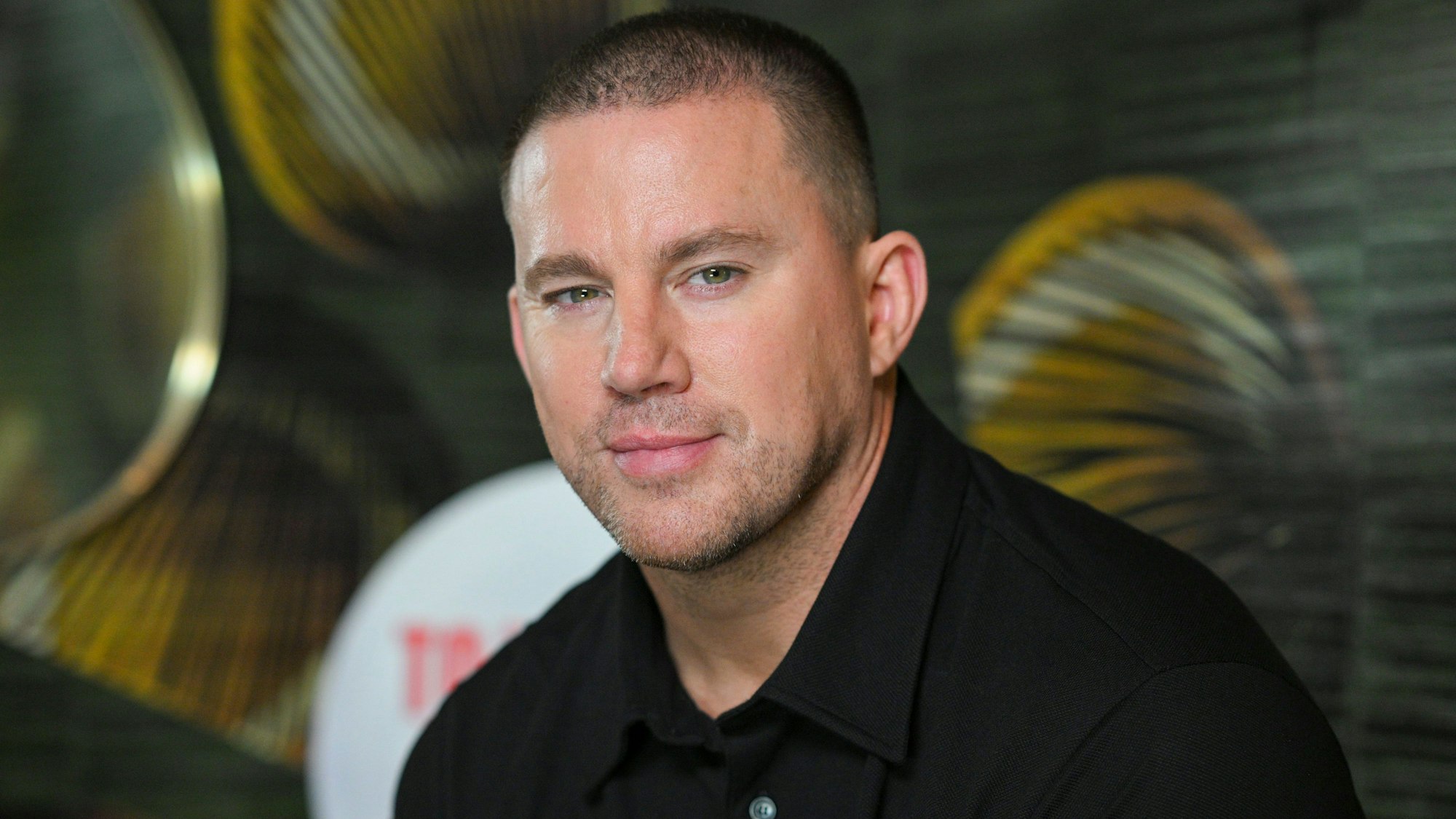 Der Schauspieler Channing Tatum sitzt auf einem Sofa bei einem Interview mit der Deutschen Presse-Agentur nach der Deutschlandpremiere des Films „To the moon“ im Kino Zoo Palast.