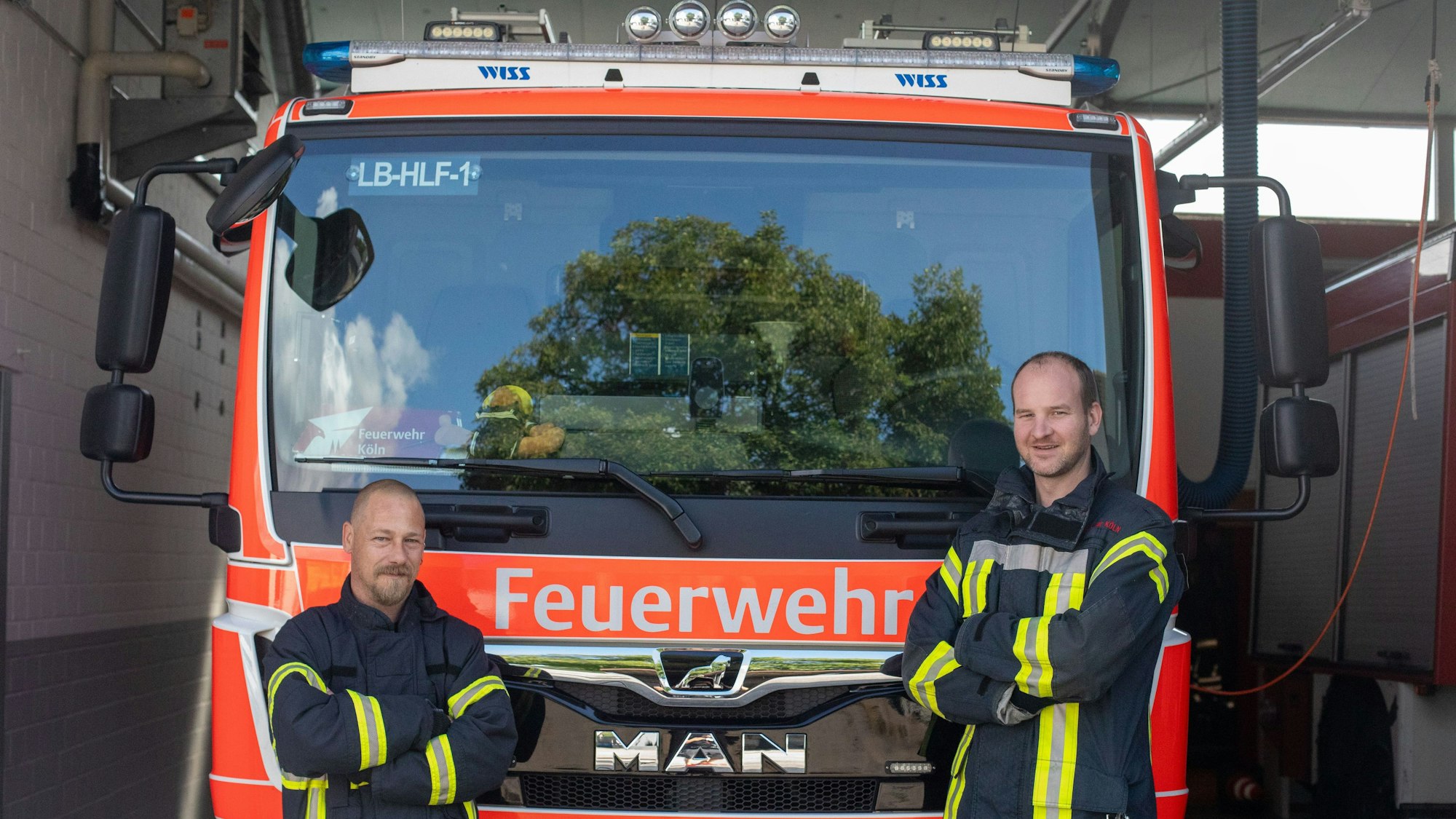 Über den neuen Einsatzwagen freuen sich Thomas Reiter (l.) und Julian Gluch.