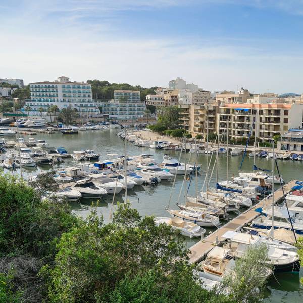 Der Jachthafen von Porto Cristo auf Mallorca (Archivbild). Hier liegt eine deutsche Jacht, die in einen tödlichen Unfall verwickelt sein soll.