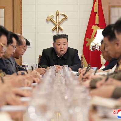 Nordkoreas Diktator Kim Jong Un bei einer Besprechung.
