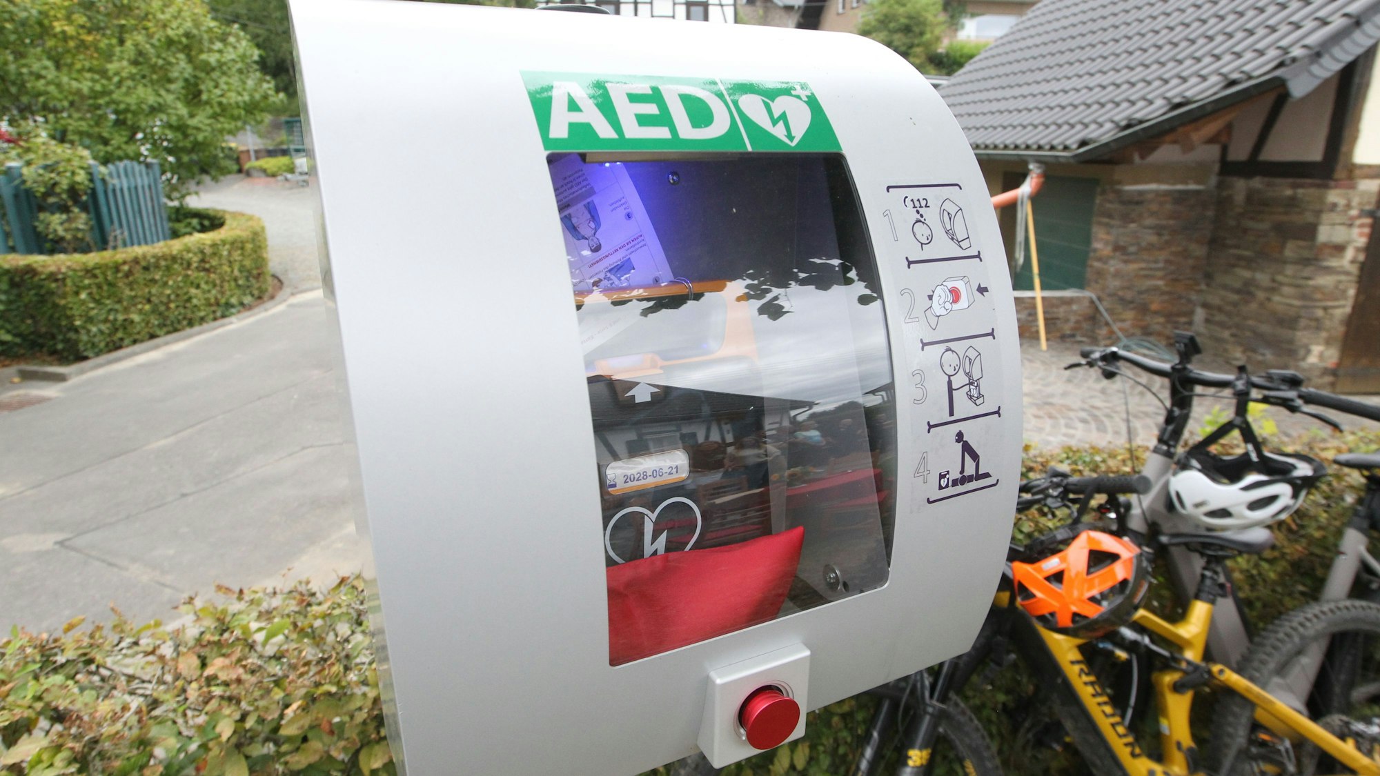 In Kurtsiefen steht das Gerät gegenüber des Dorfhauses.