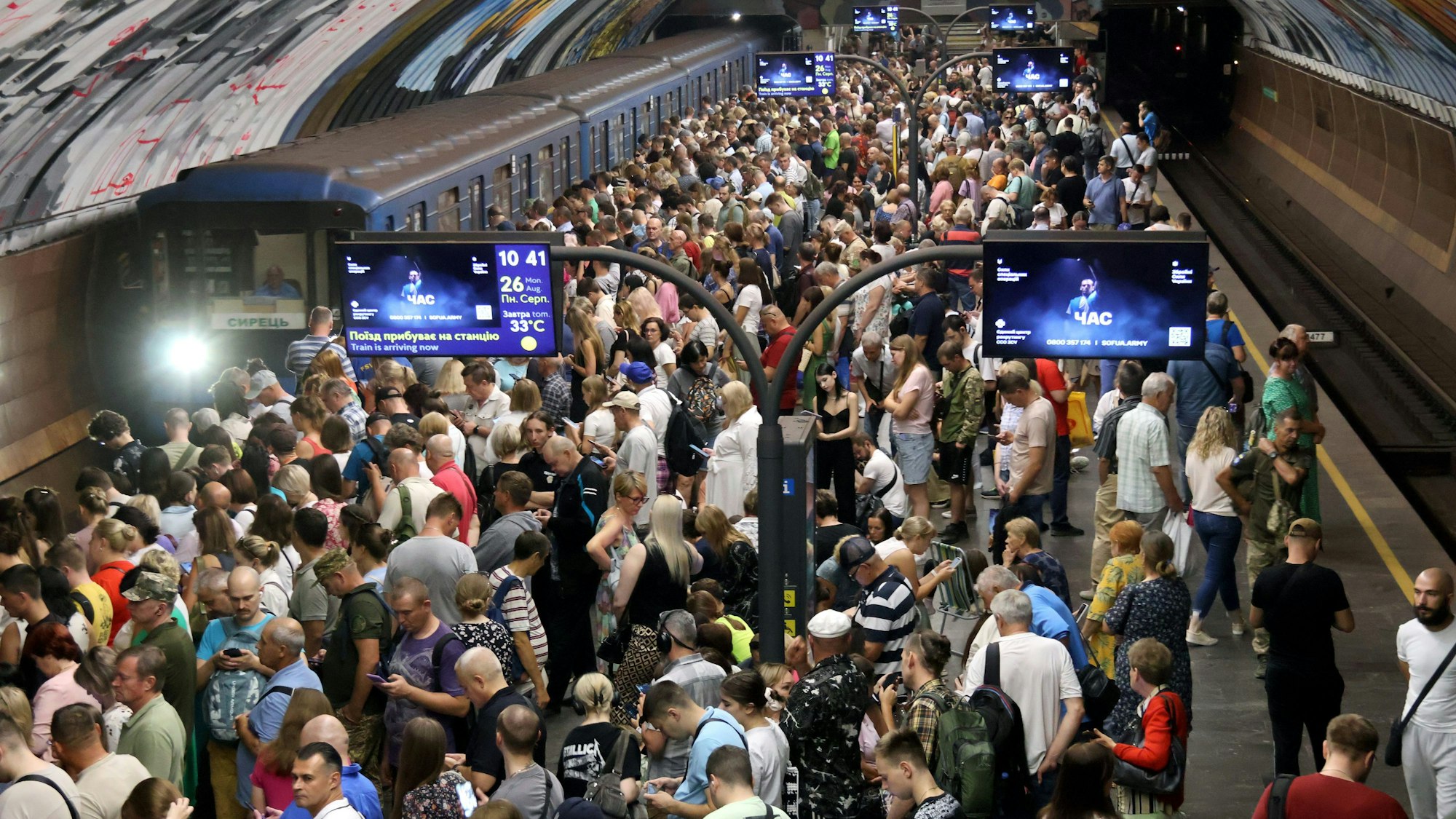 Während des massiven russischen Drohnen- und Raketenangriffs auf die Ukraine drängen sich Menschen auf dem Bahnsteig, als in der Metrostation Osokorky der Luftangriffsalarm ausgelöst wird.