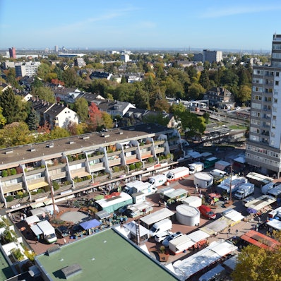Zu sehen ist der Wochenmarkt auf dem Balthasar-Neumann-Platz aus der Vogelperspektive.