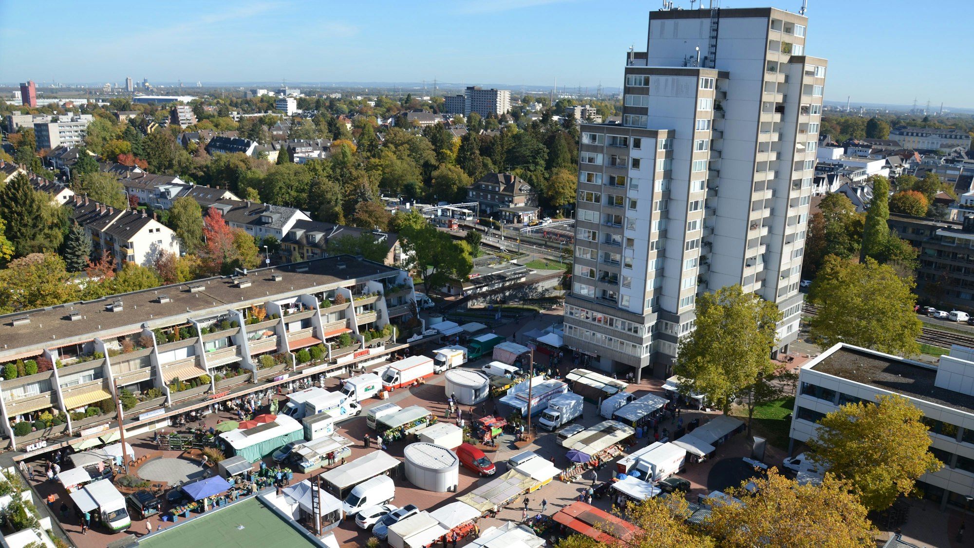 Zu sehen ist der Wochenmarkt auf dem Balthasar-Neumann-Platz aus der Vogelperspektive.