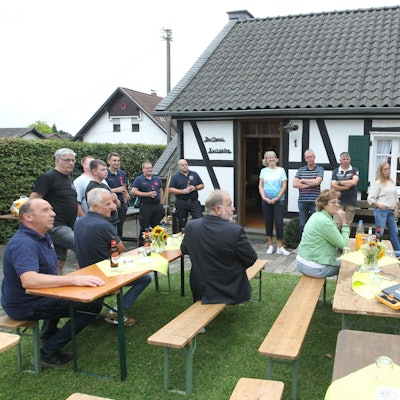 Heinz-Günter Scholz (rechts) von der Bürgerstiftung erklärt die Nutzung und zeigt das Gerät.
