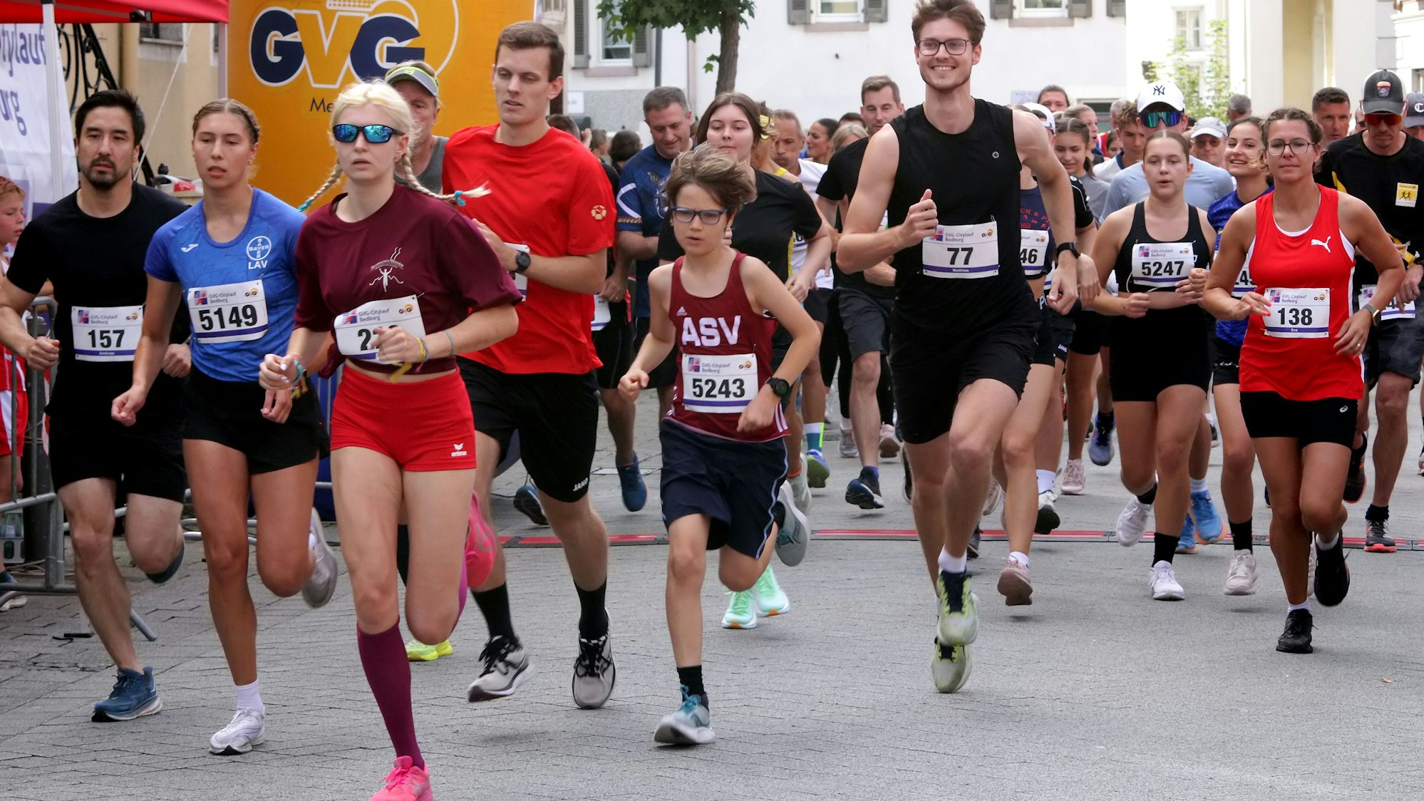 Das Bild zeigt zahlreiche Läufer an der Startlinie.