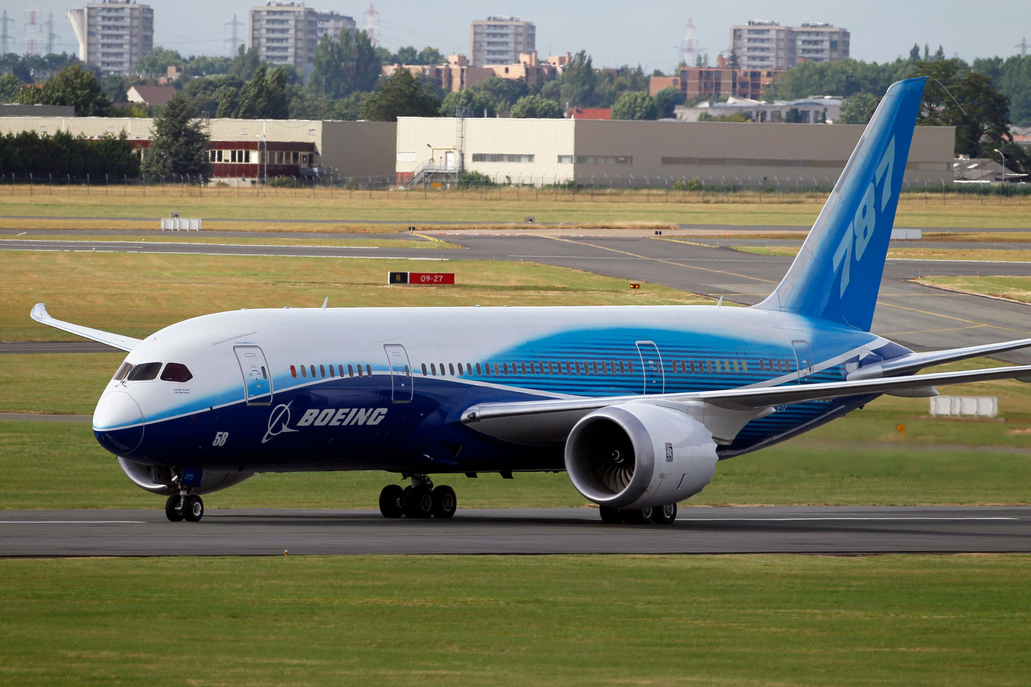 Eine Boeing 787 Dreamliner rollt auf der Landebahn. (Symbolbild)