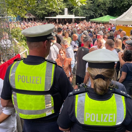 Unter massivem Polizeischutz finden noch bis zu diesem Dienstag Kirmes und Krammarkt in Wermelskirchen statt.