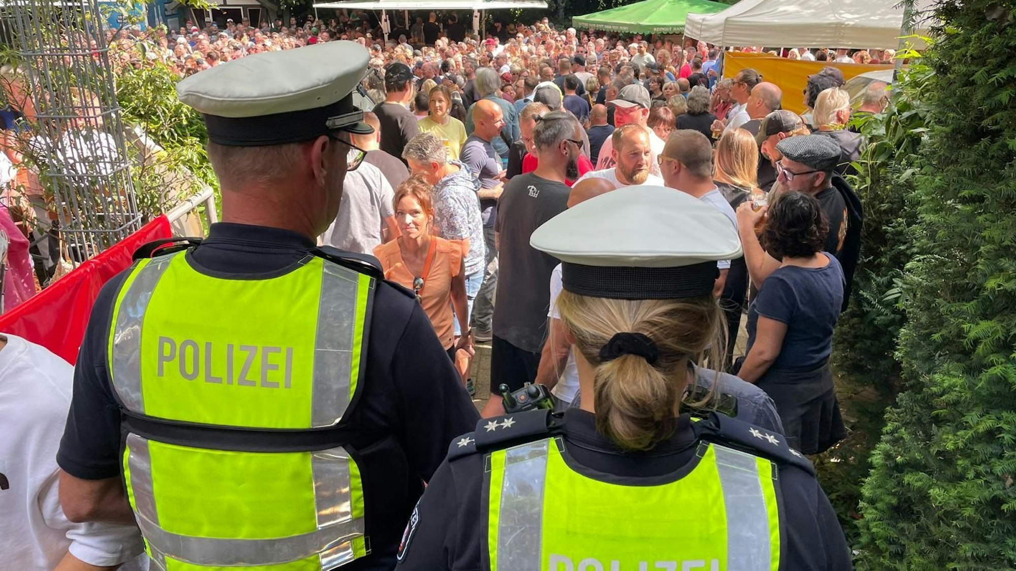 Unter massivem Polizeischutz finden noch bis zu diesem Dienstag Kirmes und Krammarkt in Wermelskirchen statt.