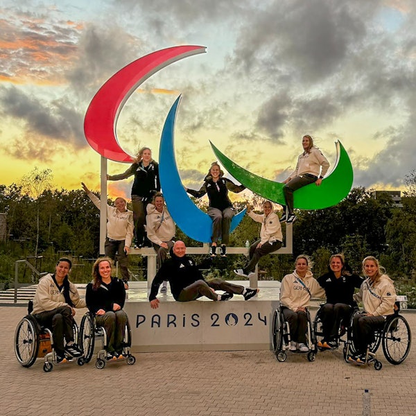 Dad Bild zeigt das Team bei einer Fotosession im paralympischen Dorf.