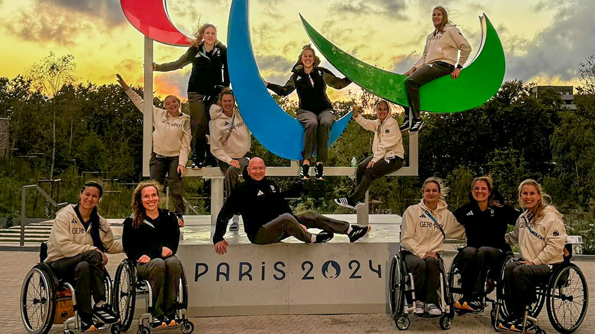 Dad Bild zeigt das Team bei einer Fotosession im paralympischen Dorf.