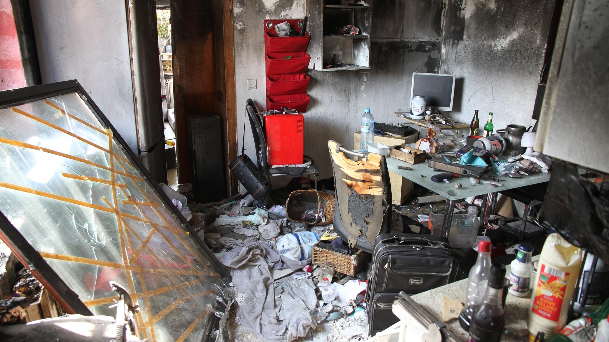 Das Haus von Mevlüt Sönmez an der Siegstraße in Troisdorf-Bergheim ist abgebrannt. Unbewohnbar sind die Räume, über allem liegt eine dicke Rußschicht.
