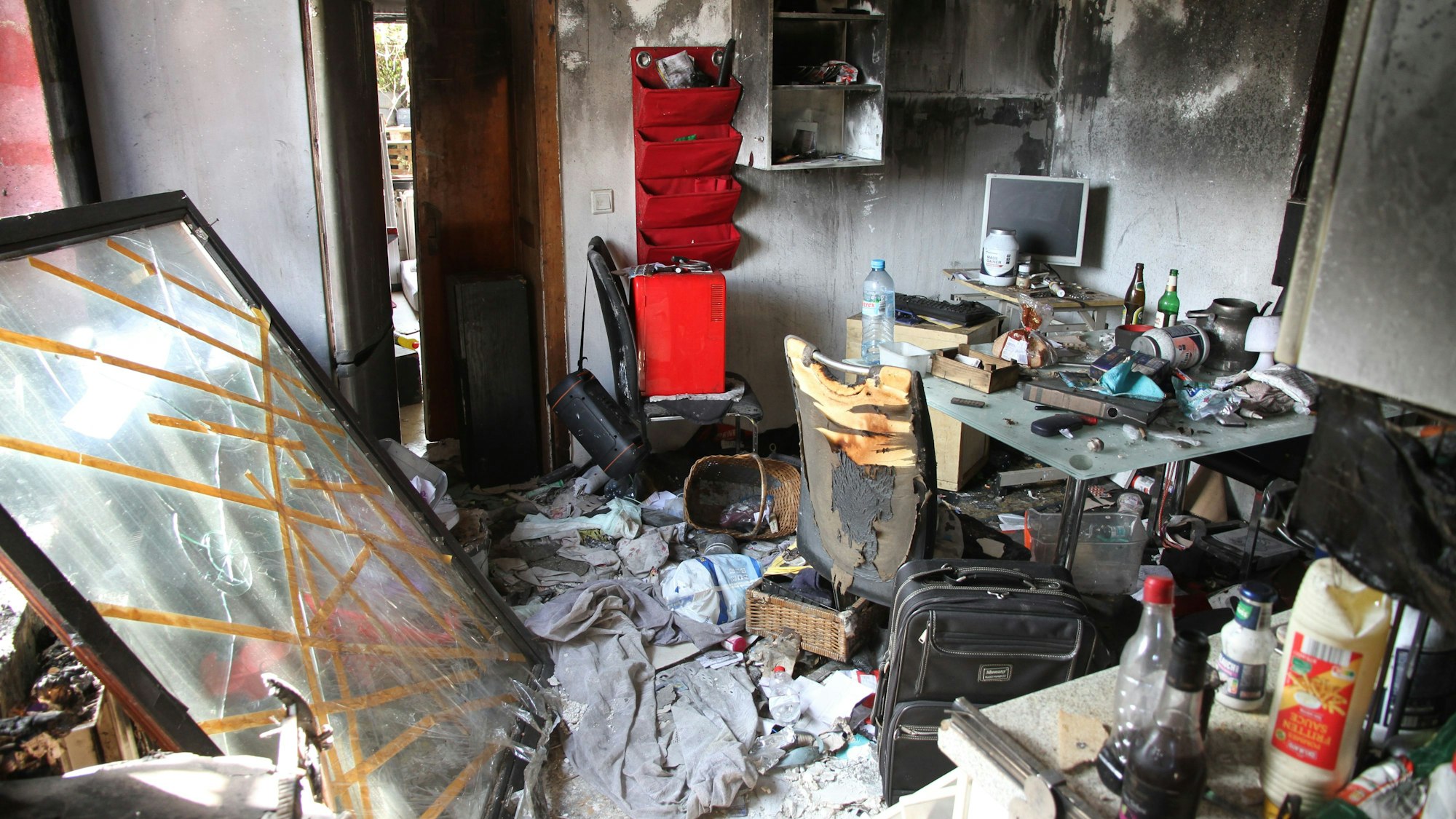 Das Haus von Mevlüt Sönmez an der Siegstraße in Troisdorf-Bergheim ist abgebrannt. Unbewohnbar sind die Räume, über allem liegt eine dicke Rußschicht.