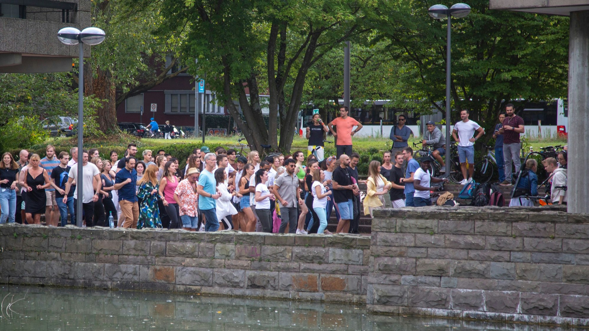 Stimmung vor der Bude: Salsa-Workshop vor dem Museum für ostasiatische Kunst. Das Museum ist abends geschlossen.