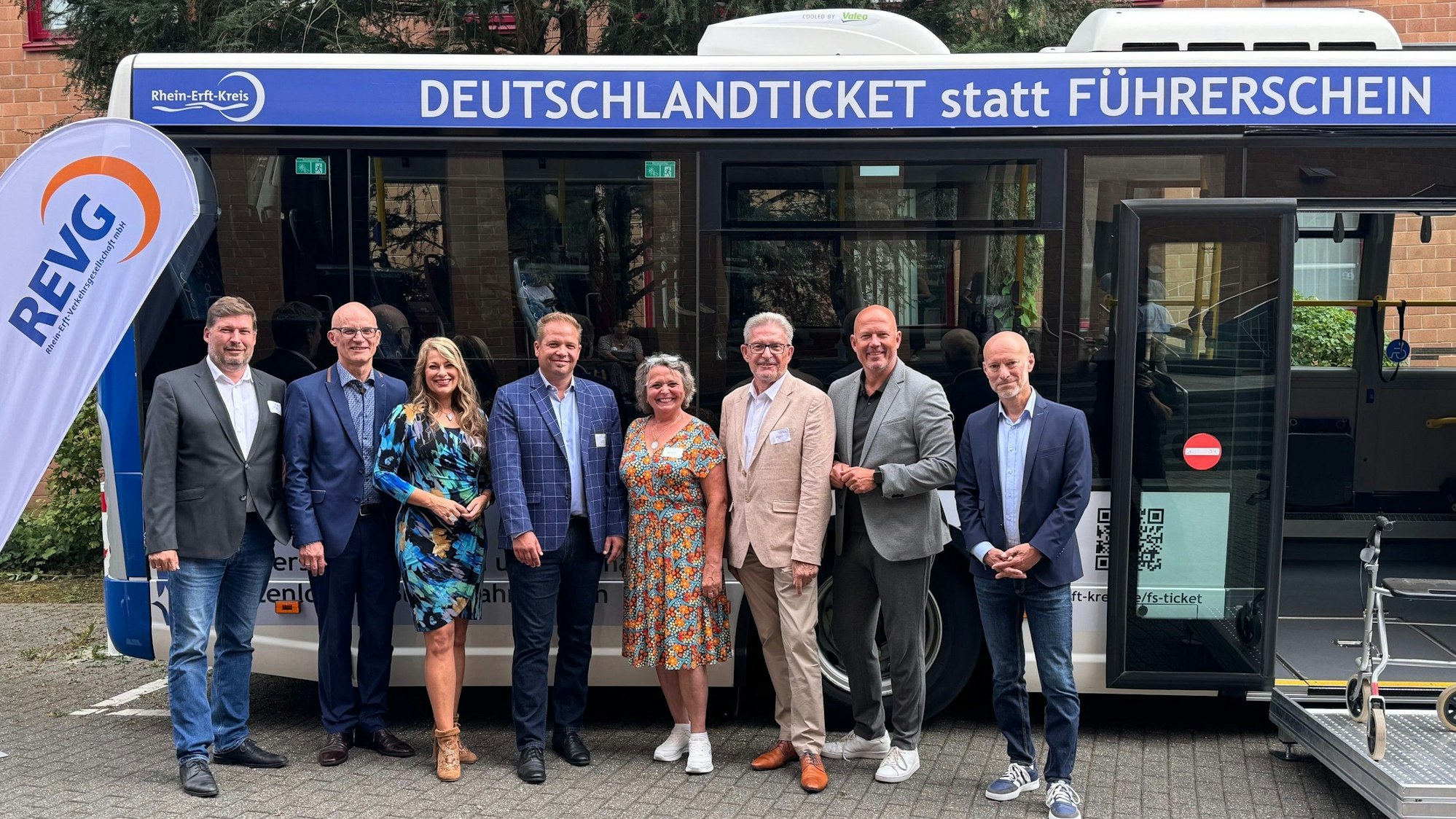 Die Initiatoren des Projekts stehen in einer Reihe vor einem Bus der REVG. Am Bus die Aufschrift: Deutschlandticket statt Führerschein.