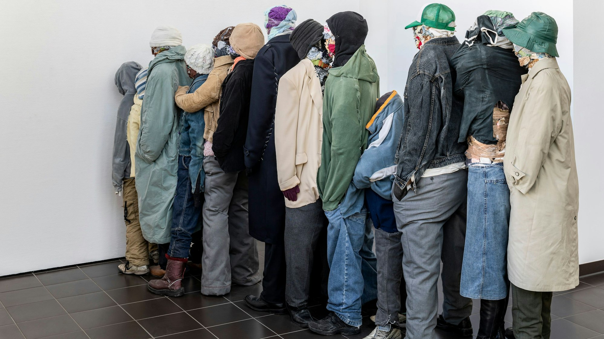 Reihe aus der Figurengruppe „Why can't we live together“ von Iris Kettner.