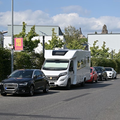 Auch in Bensberg parken Wohnmobile am Straßenrand.