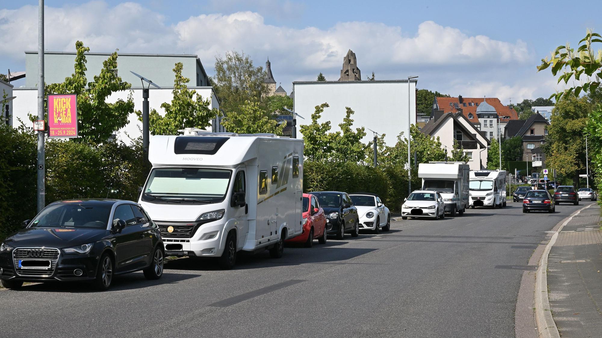 Auch in Bensberg parken Wohnmobile am Straßenrand.