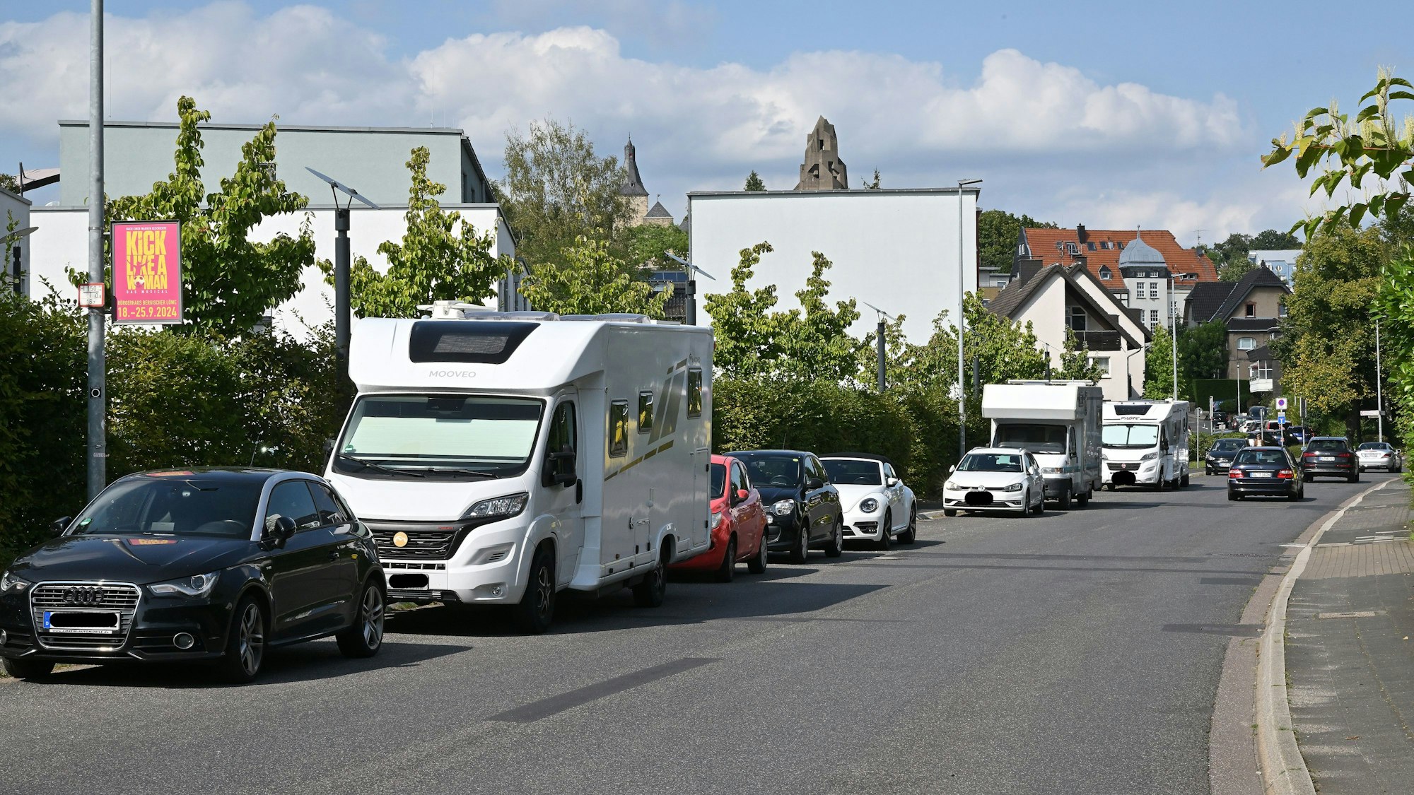 Auch in Bensberg parken Wohnmobile am Straßenrand.