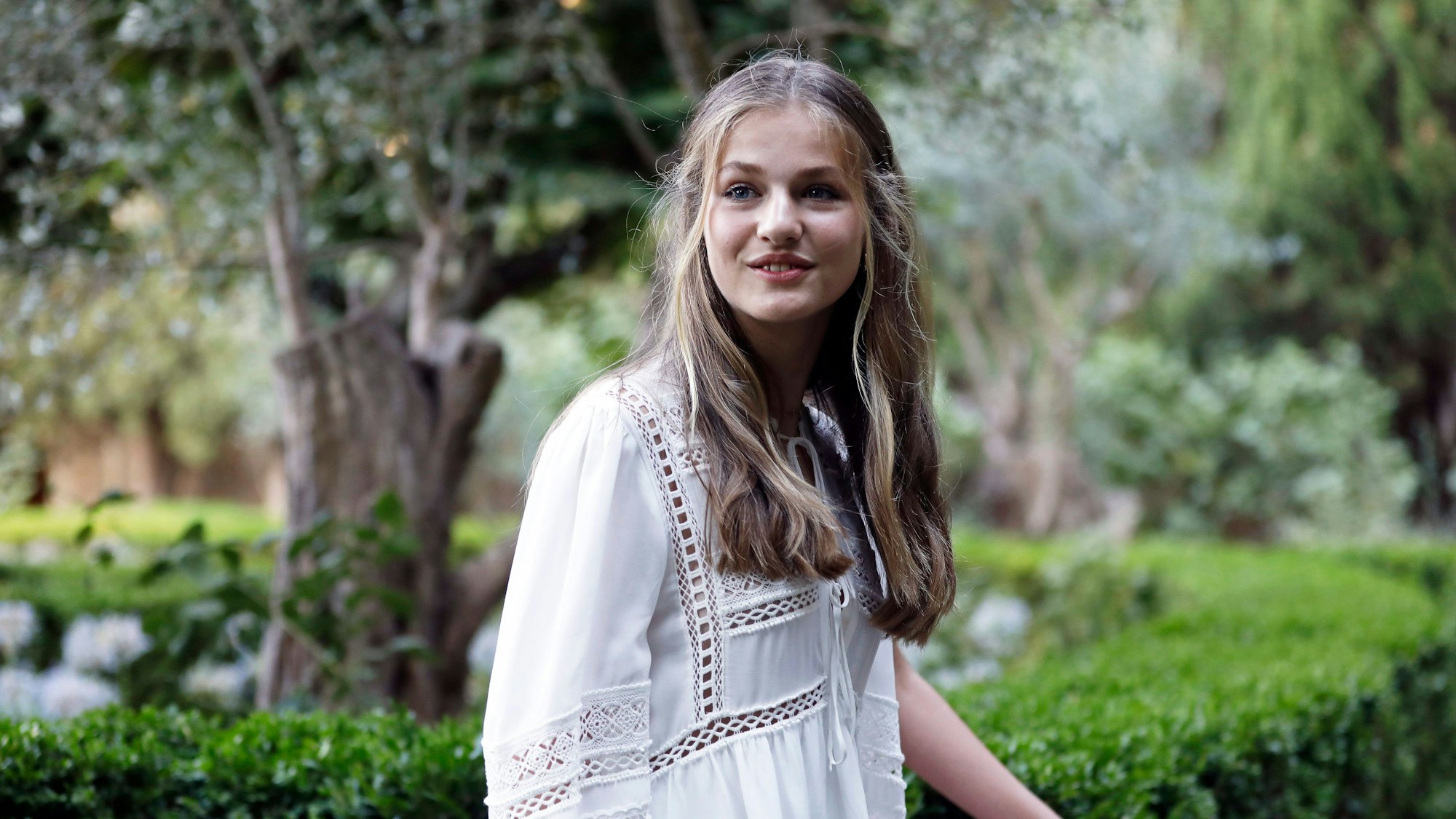 ARCHIV - 01.08.2022, Spanien, Valldemossa: Spaniens Kronprinzessin Leonor besucht während des jährlichen Sommerurlaubs der spanischen Königsfamilie Cartoixa de Valldemossa auf Mallorca. Kronprinzessin Leonor wird nach dem Sommerurlaub eine dreijährige militärische Ausbildung beginnen.