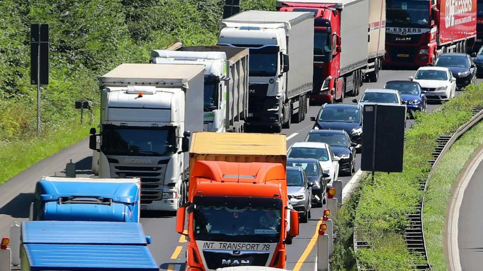 Autos und LKWs stehen auf der A4 in Bensberg im Stau.