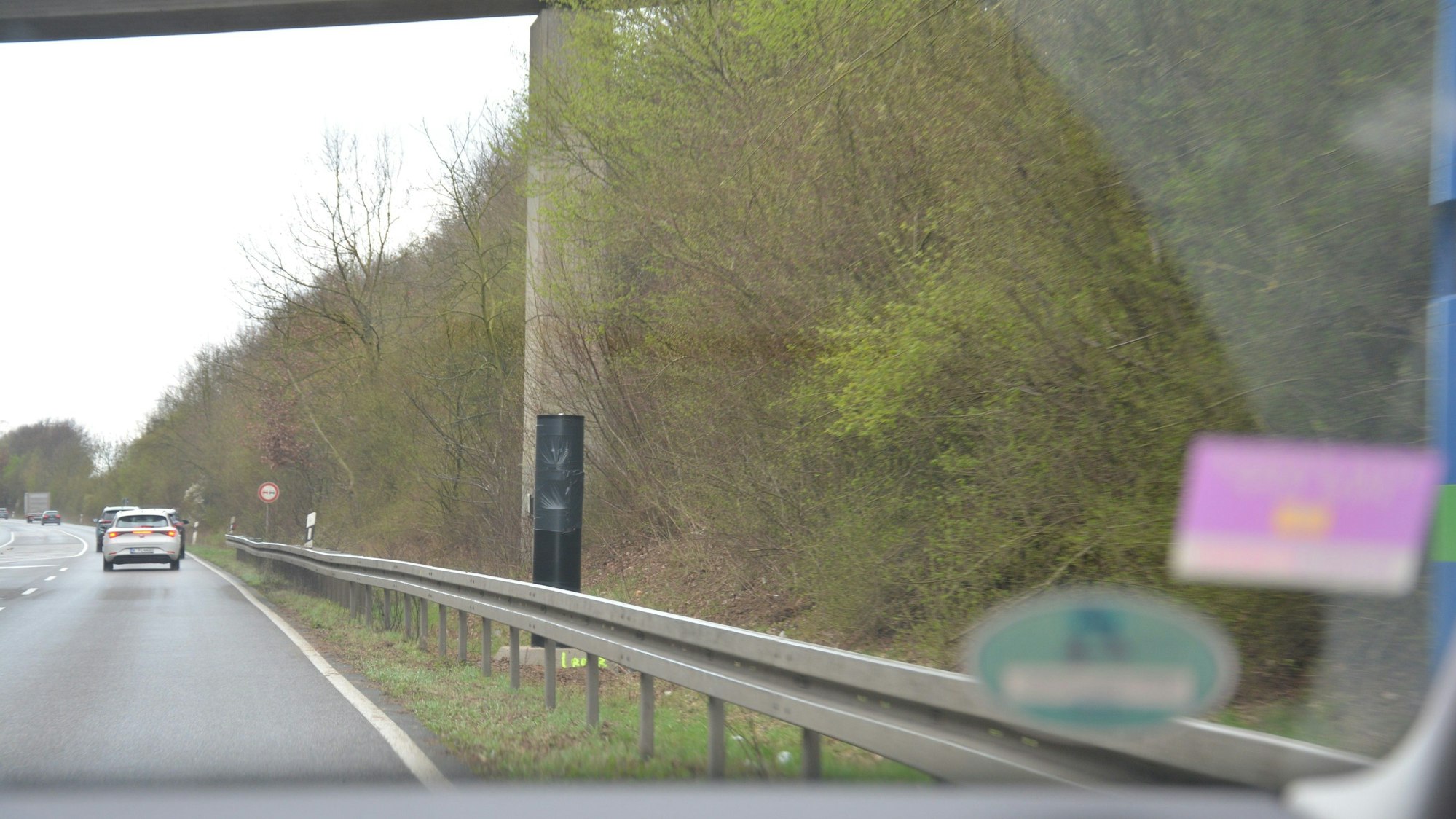 Das Bild zeigt eine Lasermessanlage am Straßenrand der B 59 bei Pulheim.