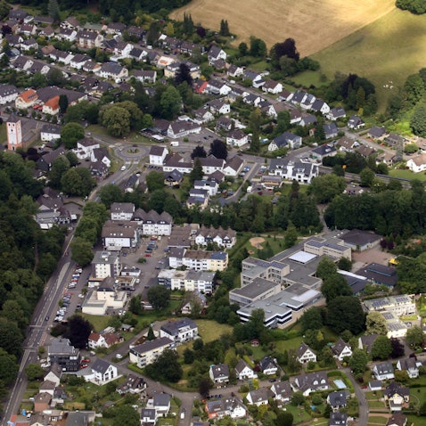 Luftbild von Odenthal mit Kirche St. Pankratius und Schulzentrum.