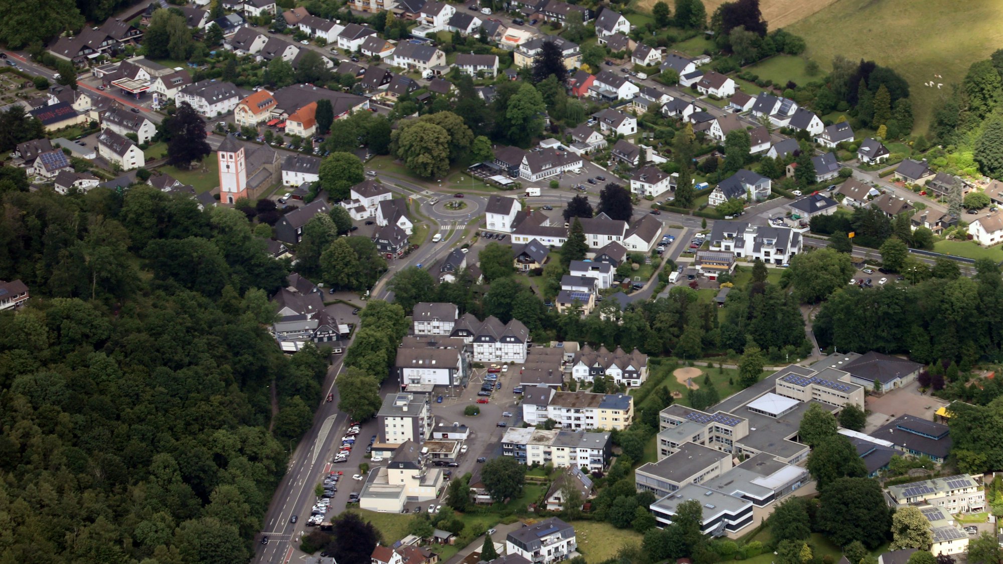 Luftbild von Odenthal mit Kirche St. Pankratius und Schulzentrum.