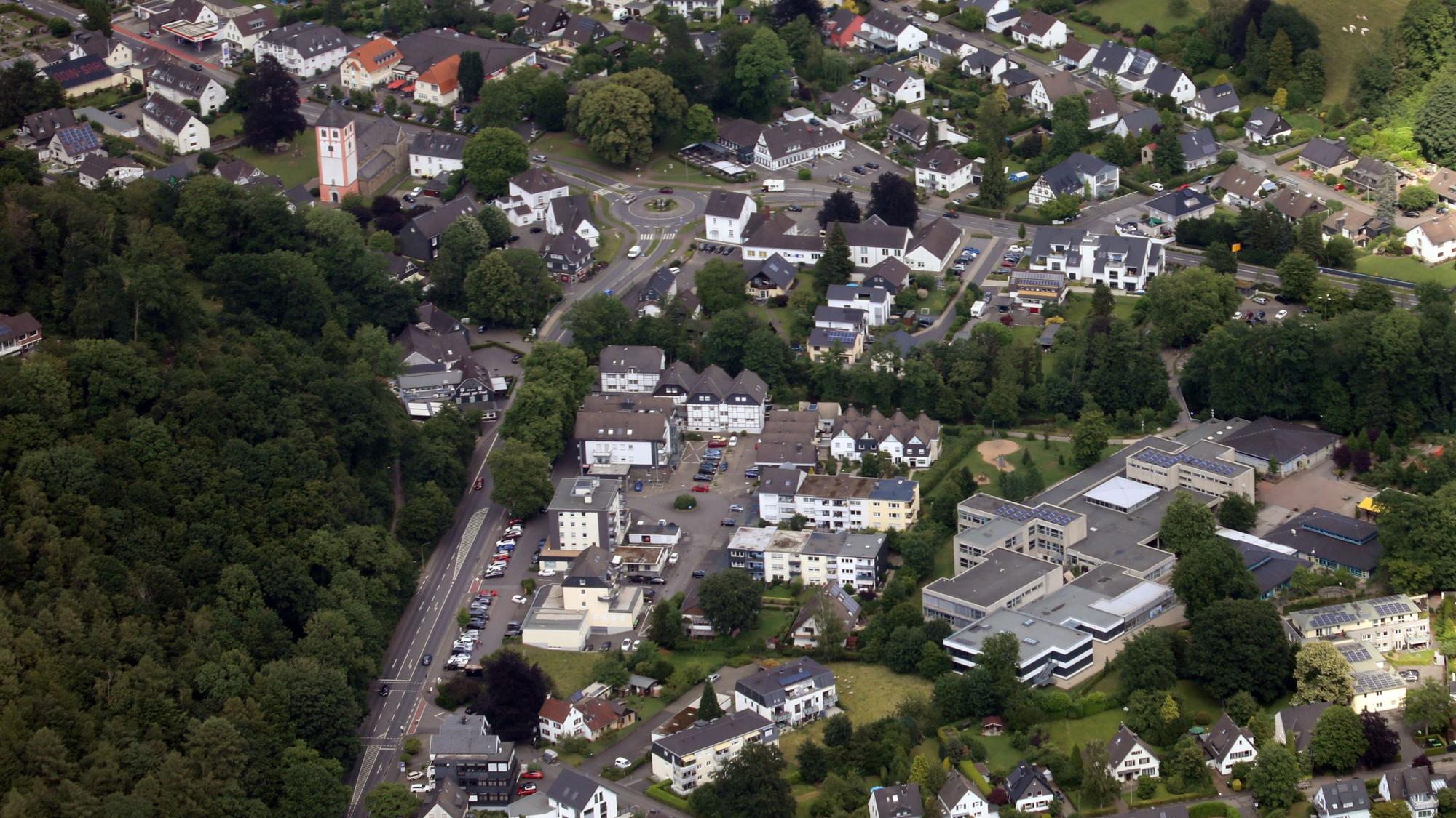 Luftbild von Odenthal. Man sieht das Ortszentrum mit der Kirche St. Pankratius und auch das Schulzentrum an der Dhünn.