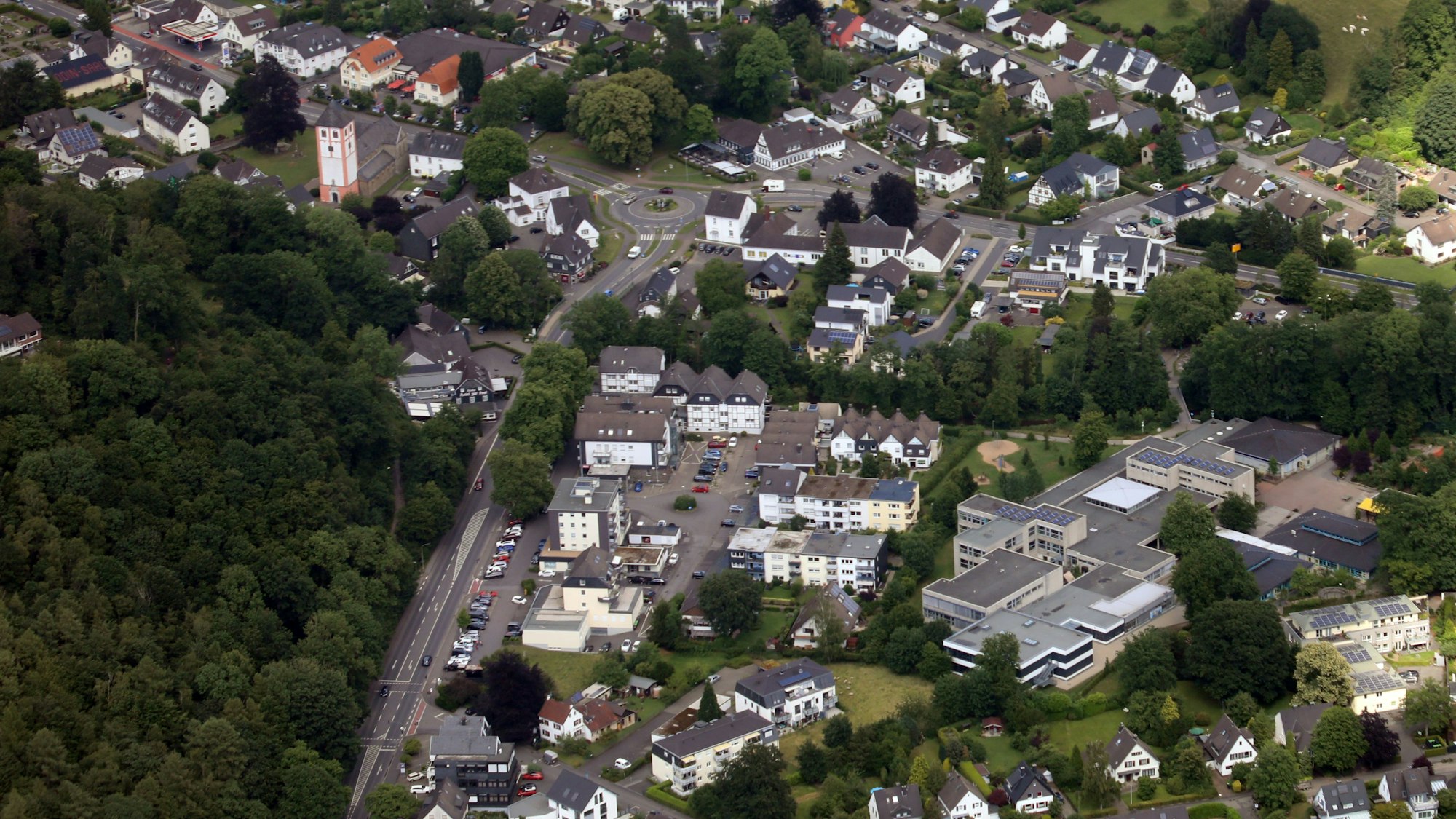 Luftbild von Odenthal. Man sieht das Ortszentrum mit der Kirche St. Pankratius und auch das Schulzentrum an der Dhünn.