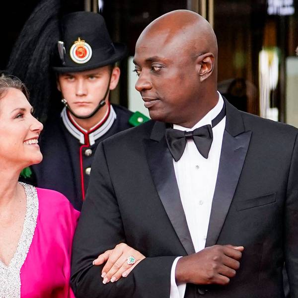 Prinzessin Märtha Louises von Norwegen und ihr Verlobter Durek Verrett lachen sich an.