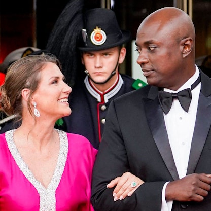 Prinzessin Märtha Louises von Norwegen und ihr Verlobter Durek Verrett lachen sich an.