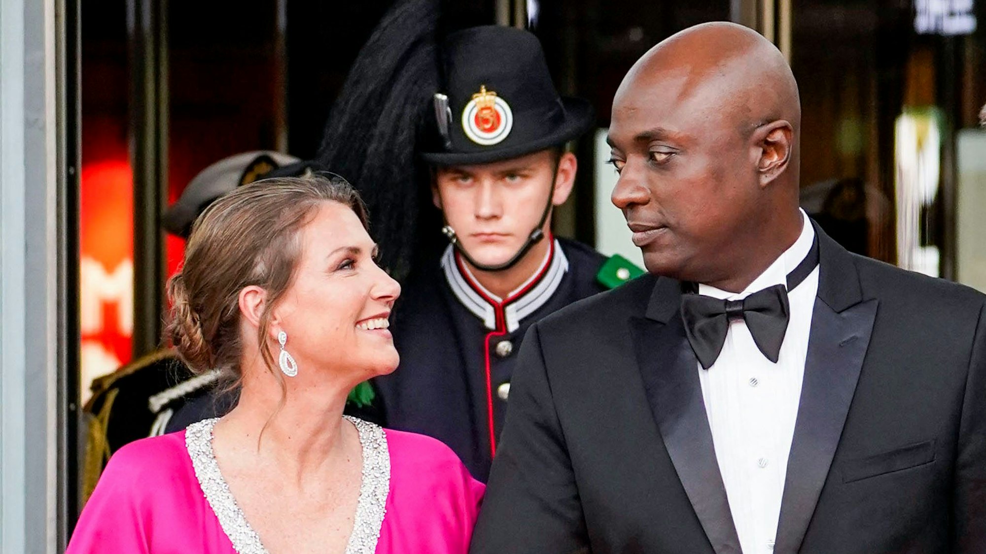 Prinzessin Märtha Louises von Norwegen und ihr Verlobter Durek Verrett lachen sich an.
